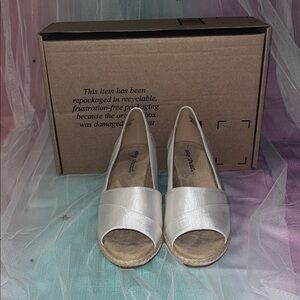 Easy Street Women's Cream Heels